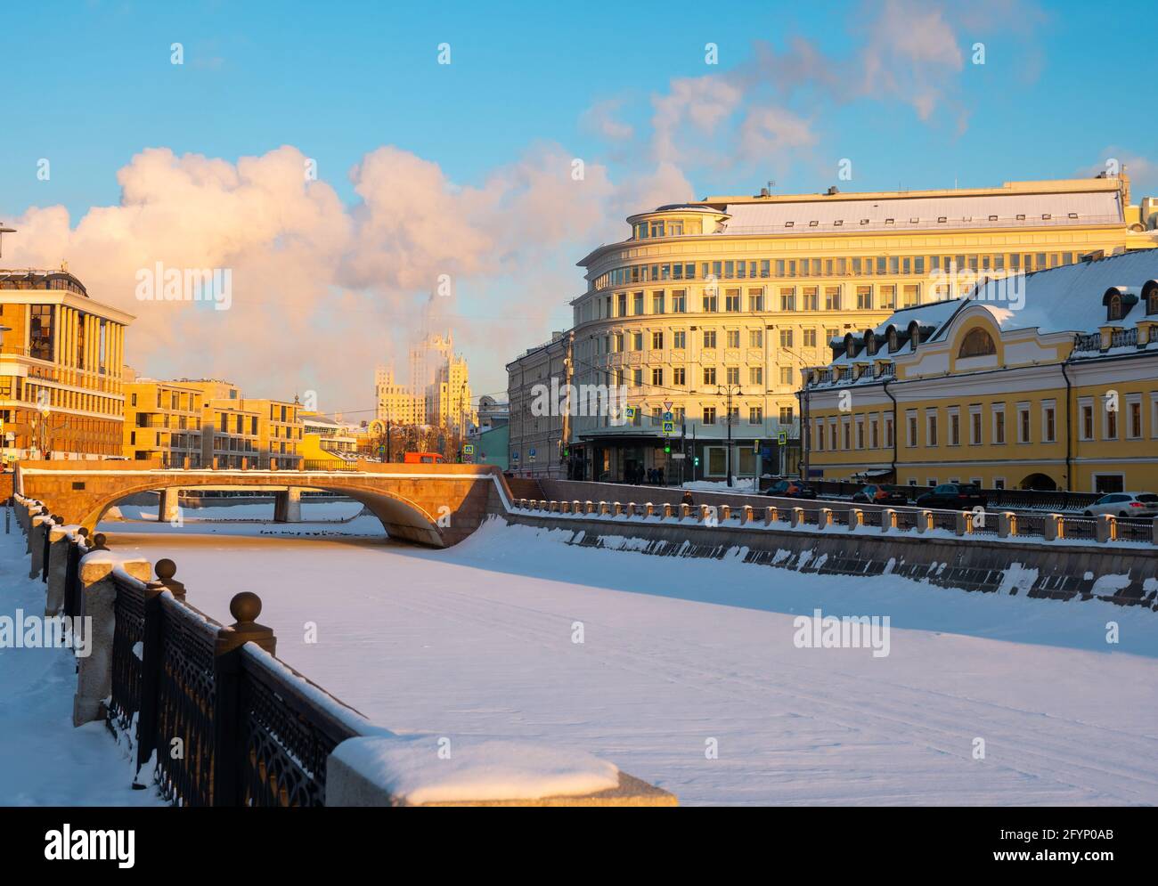 Vue d'hiver de la neige couverte de l'Embankment historique de Kadashevskaya le long du canal de Vodootvodny dans le centre de Moscou, le jour ensoleillé, Russie Banque D'Images