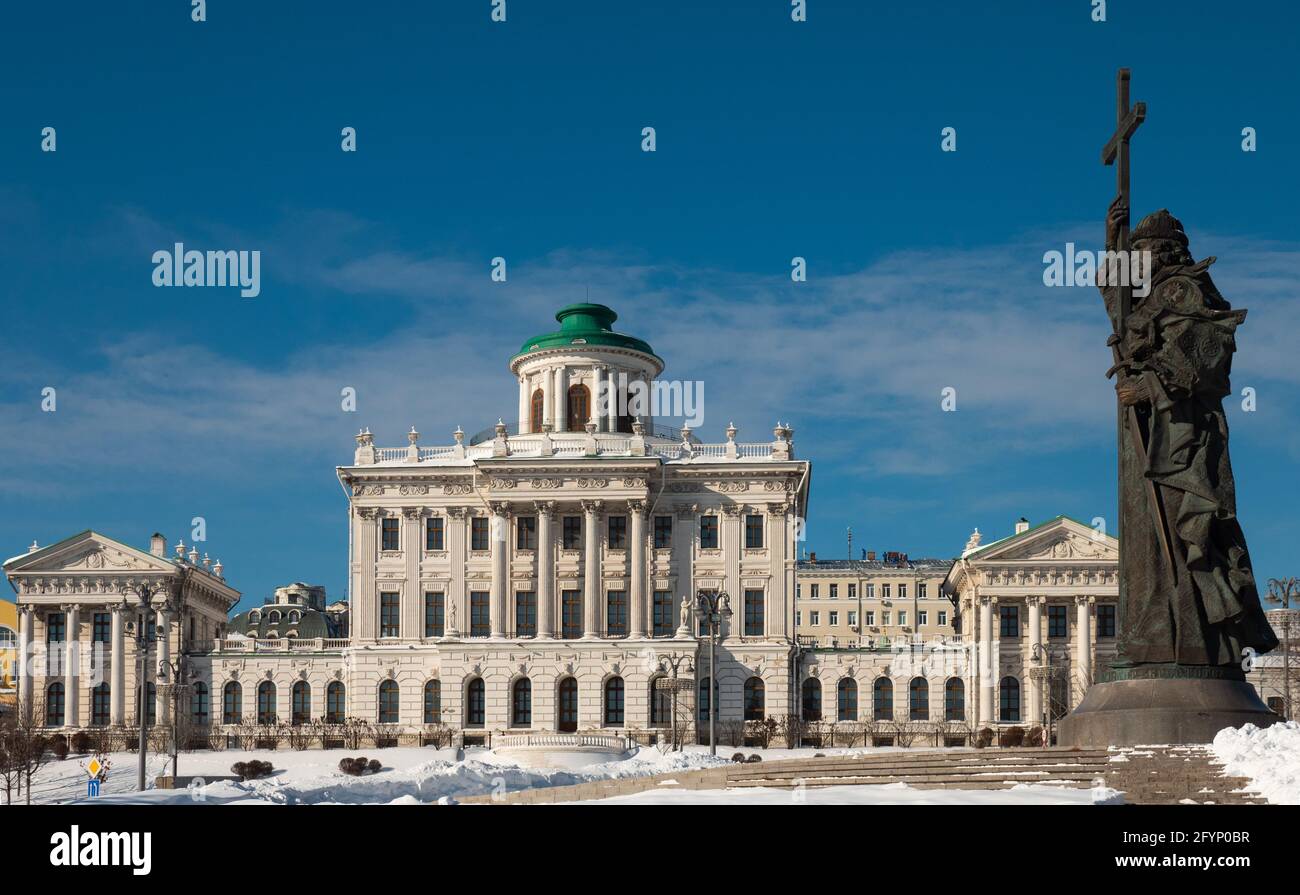 Vue sur l'élégant bâtiment néoclassique de la maison de Pashkov sur la colline de Vagankovsky à Moscou avec monument à Vladimir Great en premier plan le jour ensoleillé d'hiver Banque D'Images Vue sur l'élégant bâtiment néoclassique de la maison de Pashkov sur la colline de Vagankovsky à Moscou avec monument à Vladimir Great en premier plan le jour ensoleillé d'hiver Banque D'Images