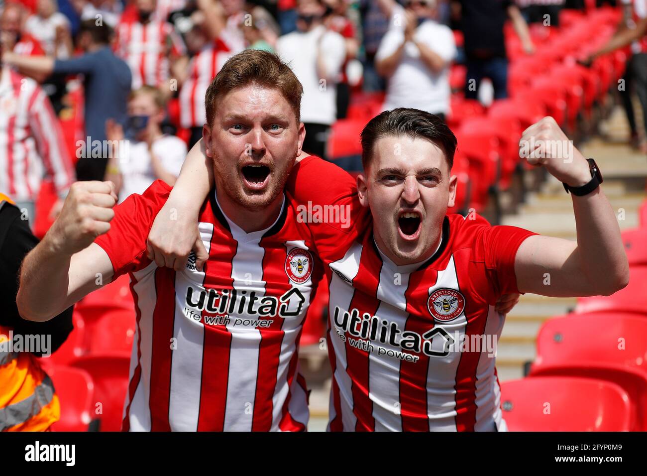 Stade Wembley, Londres, Royaume-Uni. 29 mai 2021. Championnat de football de la Ligue anglaise de football, finale de Playoff, Brentford FC contre Swansea City ; les fans de Brentford célèbrent après qu'Ivan Toney de Brentford a classé ses côtés 1er but dans la 10ème minute d'une pénalité pour le faire 1-0 crédit: Action plus Sports/Alamy Live News Banque D'Images