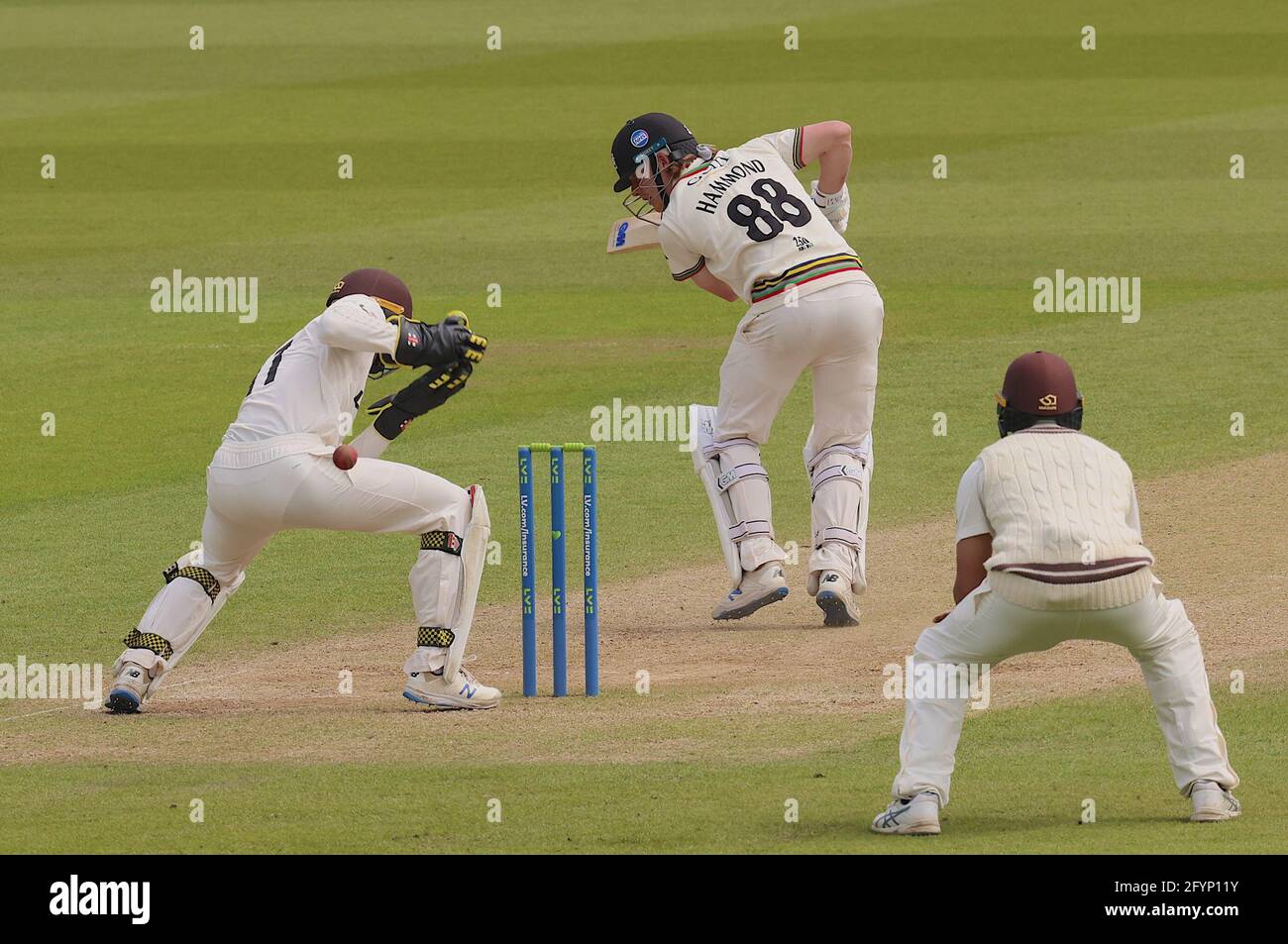 Londres, Royaume-Uni. 29 mai 2021. Londres, Royaume-Uni. Après être venu sur la porte et raté le ballon Gloucestershire miles Hammond obtient la chance comme Jamie Smith ne parvient pas à prendre le ballon comme Surrey prendre sur Gloucestershire dans le championnat de comté à la Kia Oval, troisième jour David Rowe/Alay Live News Banque D'Images