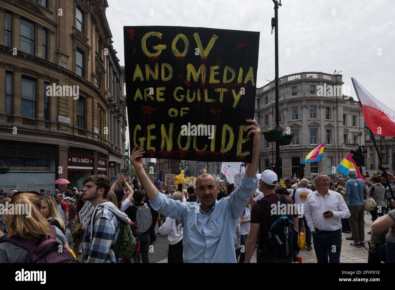 Londres, Royaume-Uni. 29 mai 2021. Des milliers de manifestants défilent dans le centre de Londres pour protester contre les restrictions et les législations imposées par le Gouvernement pour contrôler la propagation du coronavirus, des blocages, des masques faciaux obligatoires, des vaccins et des passeports vaccinaux. Crédit: Wiktor Szymanowicz/Alamy Live News Banque D'Images