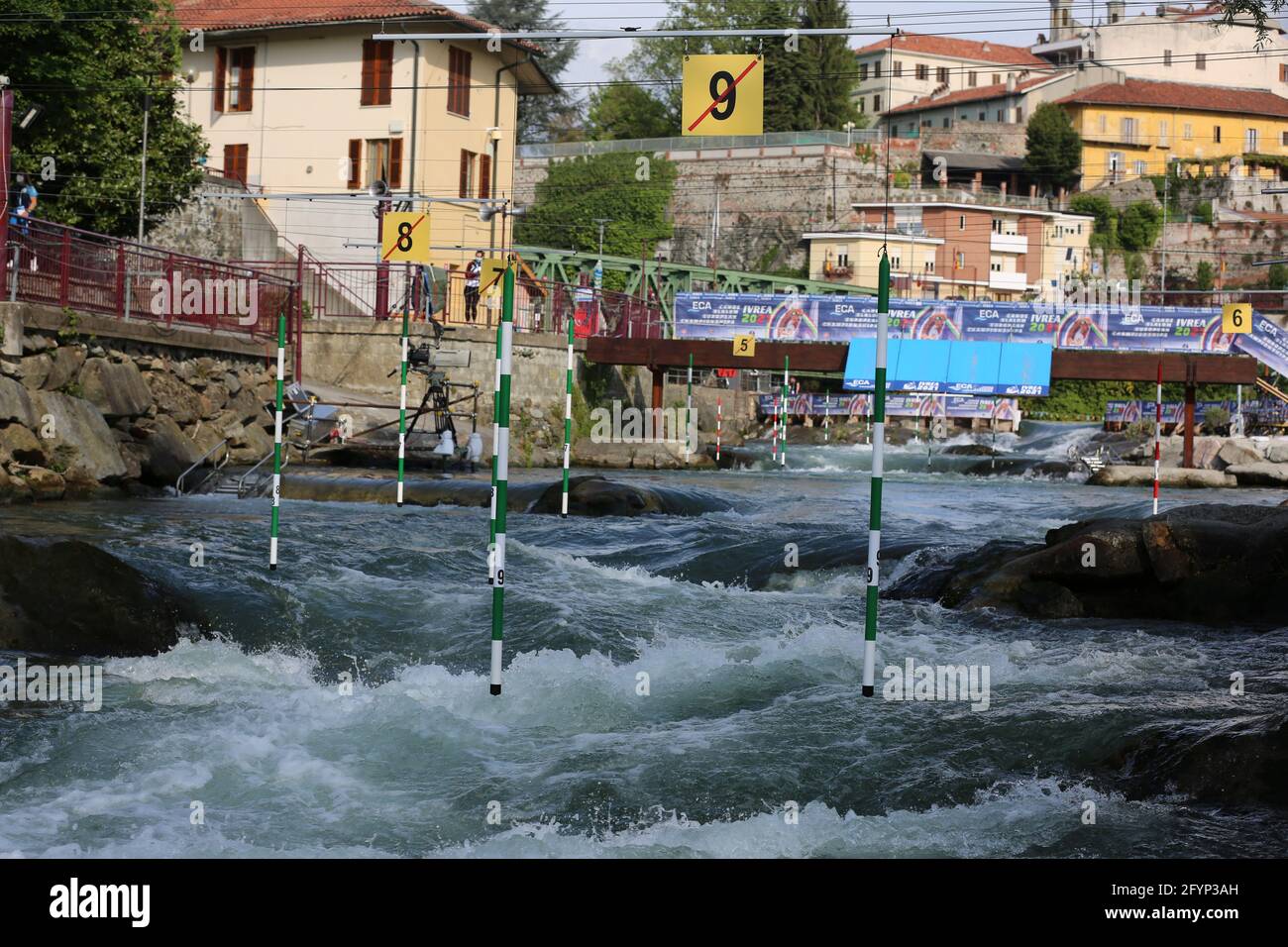 Une vue générale de la rivière d'eau blanche pour les Championnats d'Europe ECA Canoe Slalom sur la rivière Dora Baltea le 9 mai 2021 à Ivrea, Italie Banque D'Images