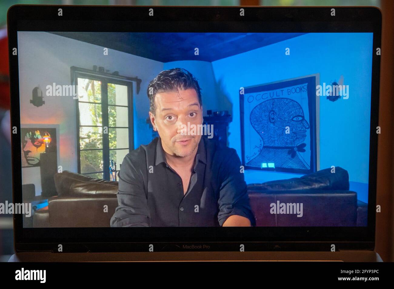 George Stroumboulopoulos remet le prix de réalisation à vie à David Suzuki lors des Prix de l'écran canadien 2021. Le spectacle a été présenté virtuellement en raison de C Banque D'Images