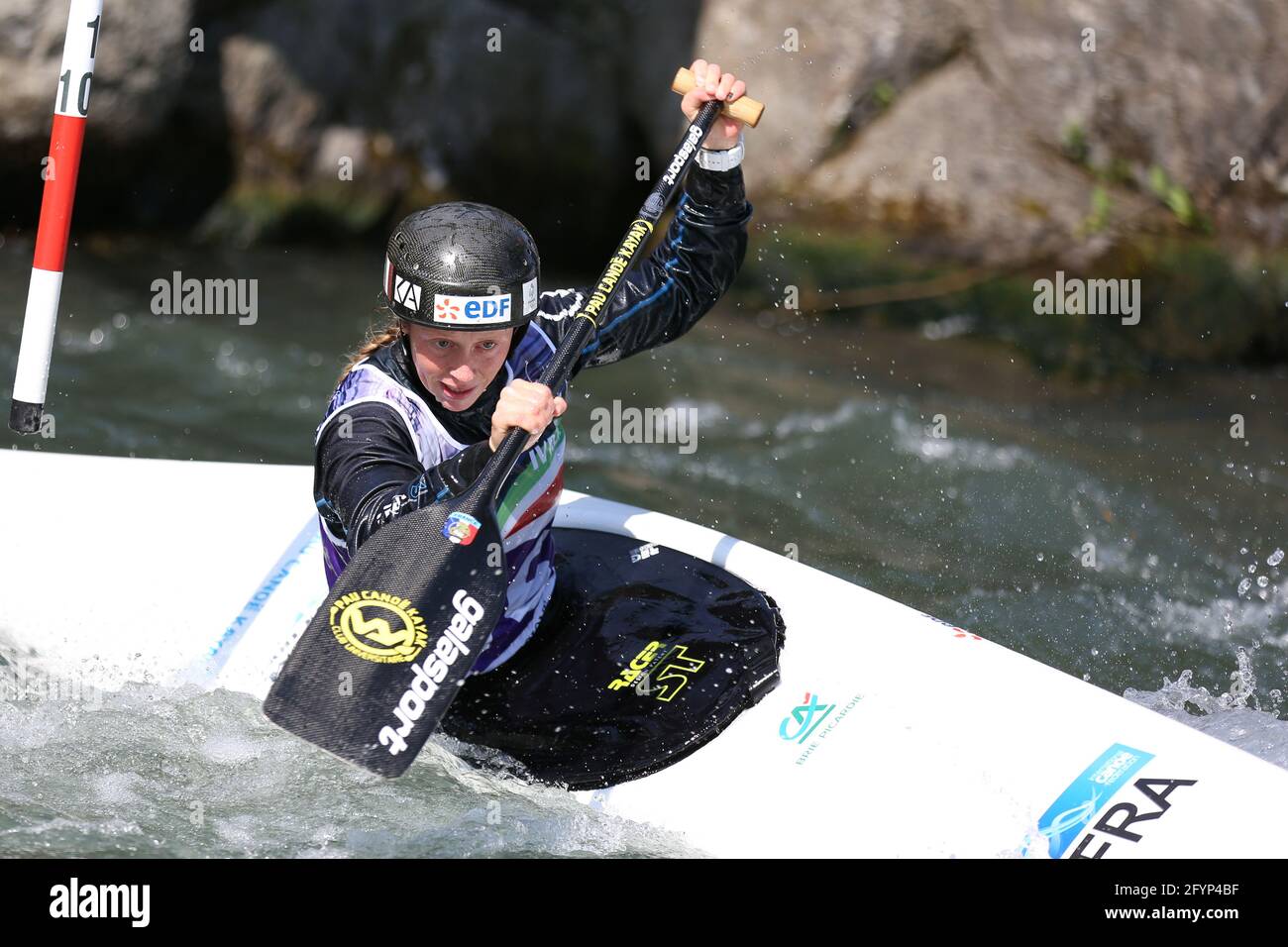 Marjorie DELASSUS, de France, est en compétition dans le canoë pour femmes (C1) Demi-finales lors des championnats d'Europe ECA Canoe Slalom sur le Rivière Dora Baltea Banque D'Images