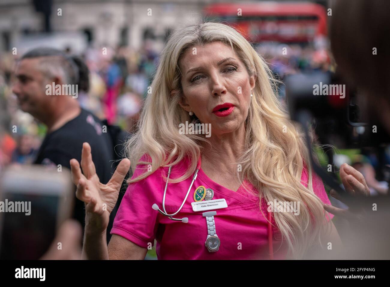 Londres, Royaume-Uni. 29 mai 2021. Tuez la protestation contre le projet de loi : Kate Shemirani, théoricienne de la conspiration, anti-vaxxer et ancienne infirmière, se joint à des milliers de manifestants issus de diverses organisations militantes pour se rendre à Westminster pour protester contre un projet de loi sur les services de police qui pourrait voir l'introduction d'une loi sur le crime imposant de sévères restrictions au droit de protestation. Credit: Guy Corbishley/Alamy Live News Banque D'Images