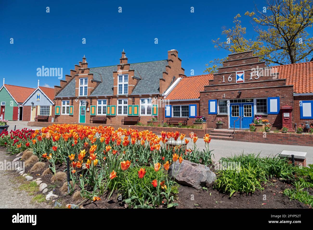 Holland, Michigan - Windmill Island Gardens, un parc de la ville, pendant le festival de tulipe de printemps de Hollande. L'événement annuel célèbre l'héritag hollandais de la ville Banque D'Images