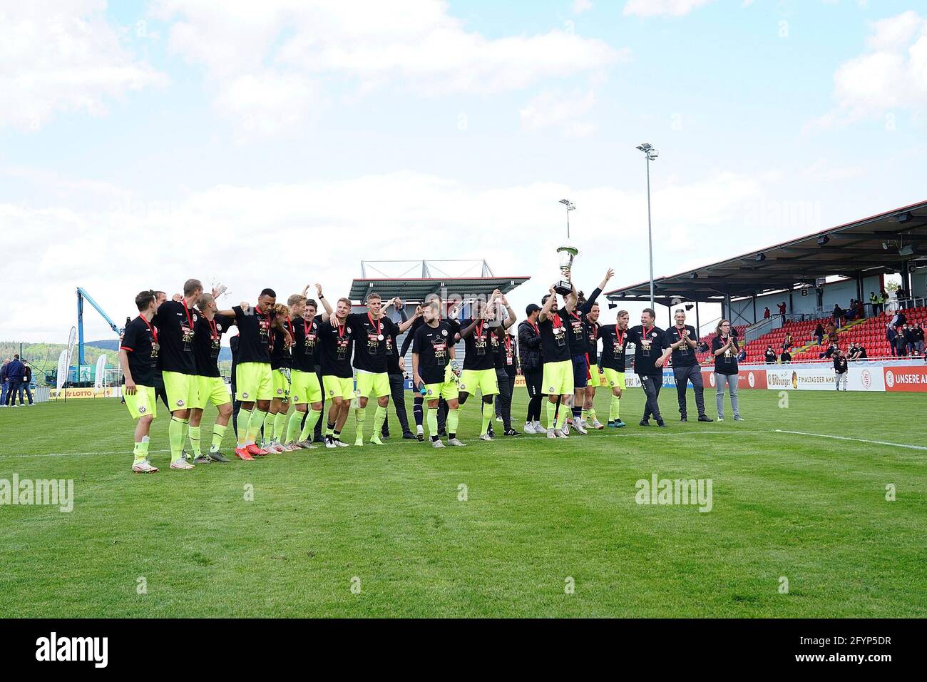 Haiger, Allemagne. 29 mai 2021. 29.05.2021, SIBRE-Sportzentrum Haarwasen, Haiger, GER, Hessenpokal, TSV Steinbach vs. Wehen Wiesbaden, dans la photo l'équipe de Wehen Wiesbaden est heureuse de la victoire de la coupe Hessen, Sascha Mockenhaupt (Wehen Wiesbaden) avec la coupe. Credit: dpa/Alay Live News Banque D'Images