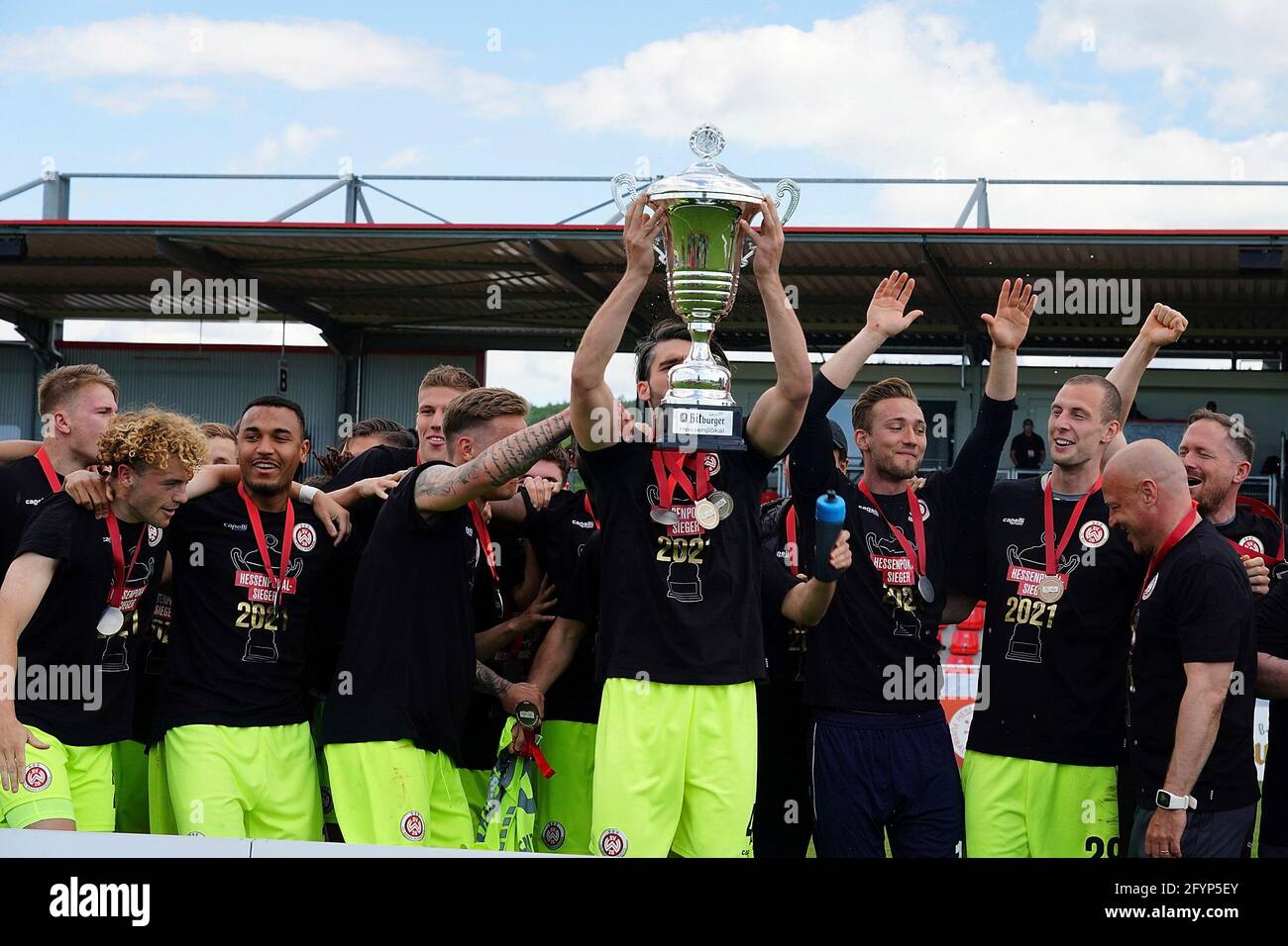 Haiger, Allemagne. 29 mai 2021. 29.05.2021, SIBRE-Sportzentrum Haarwasen, Haiger, GER, Hessenpokal, TSV Steinbach vs. Wehen Wiesbaden, dans la photo l'équipe de Wehen Wiesbaden est heureuse de la victoire de la coupe Hessen, Sascha Mockenhaupt (Wehen Wiesbaden) avec la coupe. Credit: dpa/Alay Live News Banque D'Images