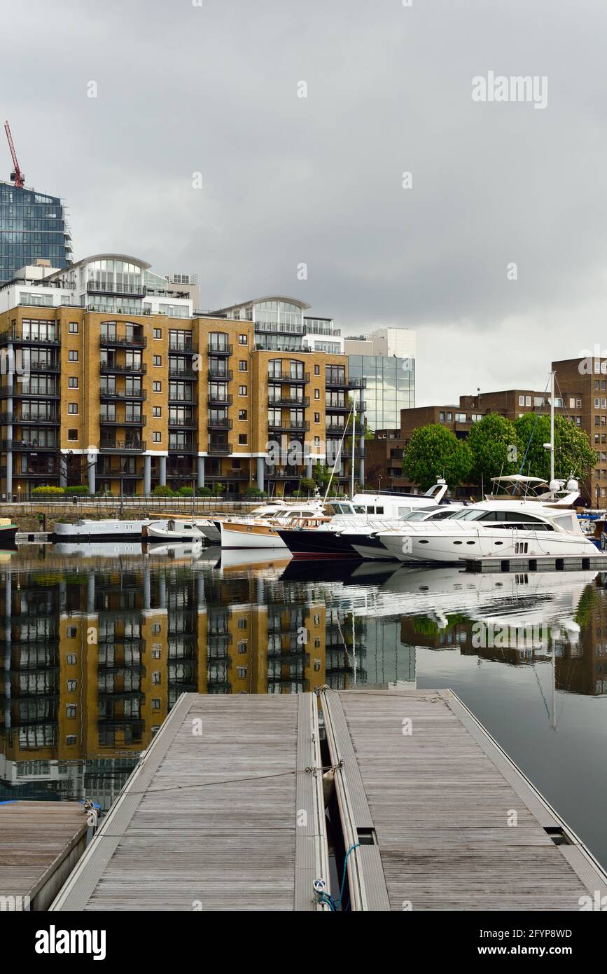 Port de plaisance de St Katherine's Dock, Tower Bridge, Londres, Royaume-Uni Banque D'Images