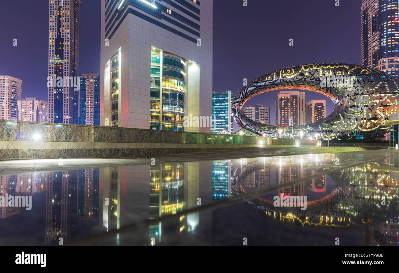 Dubaï, Émirats Arabes Unis - 05.28.2021 photo d'un musée du futur la nuit. Banque D'Images