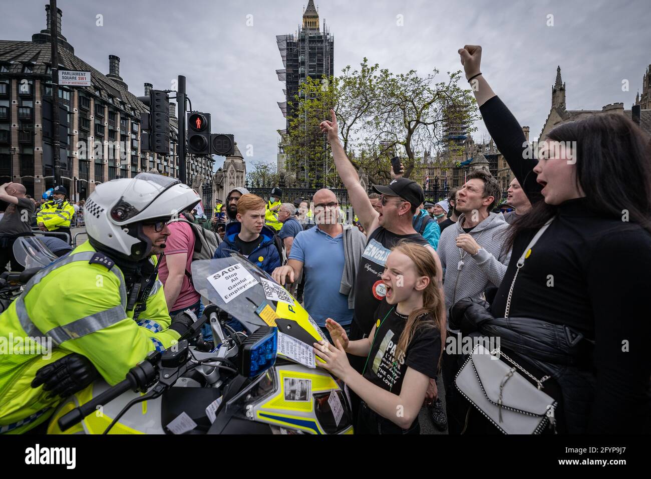 Londres, Royaume-Uni. 29 mai 2021. Tuez la manifestation de projet de loi : des manifestants bloquent les routes près de la place du Parlement. Des milliers de manifestants issus de diverses organisations militantes défilent à Westminster pour manifester contre un projet de loi de police qui pourrait voir l'introduction d'une loi sur le crime imposant de sévères restrictions au droit de manifester. Credit: Guy Corbishley/Alamy Live News Banque D'Images