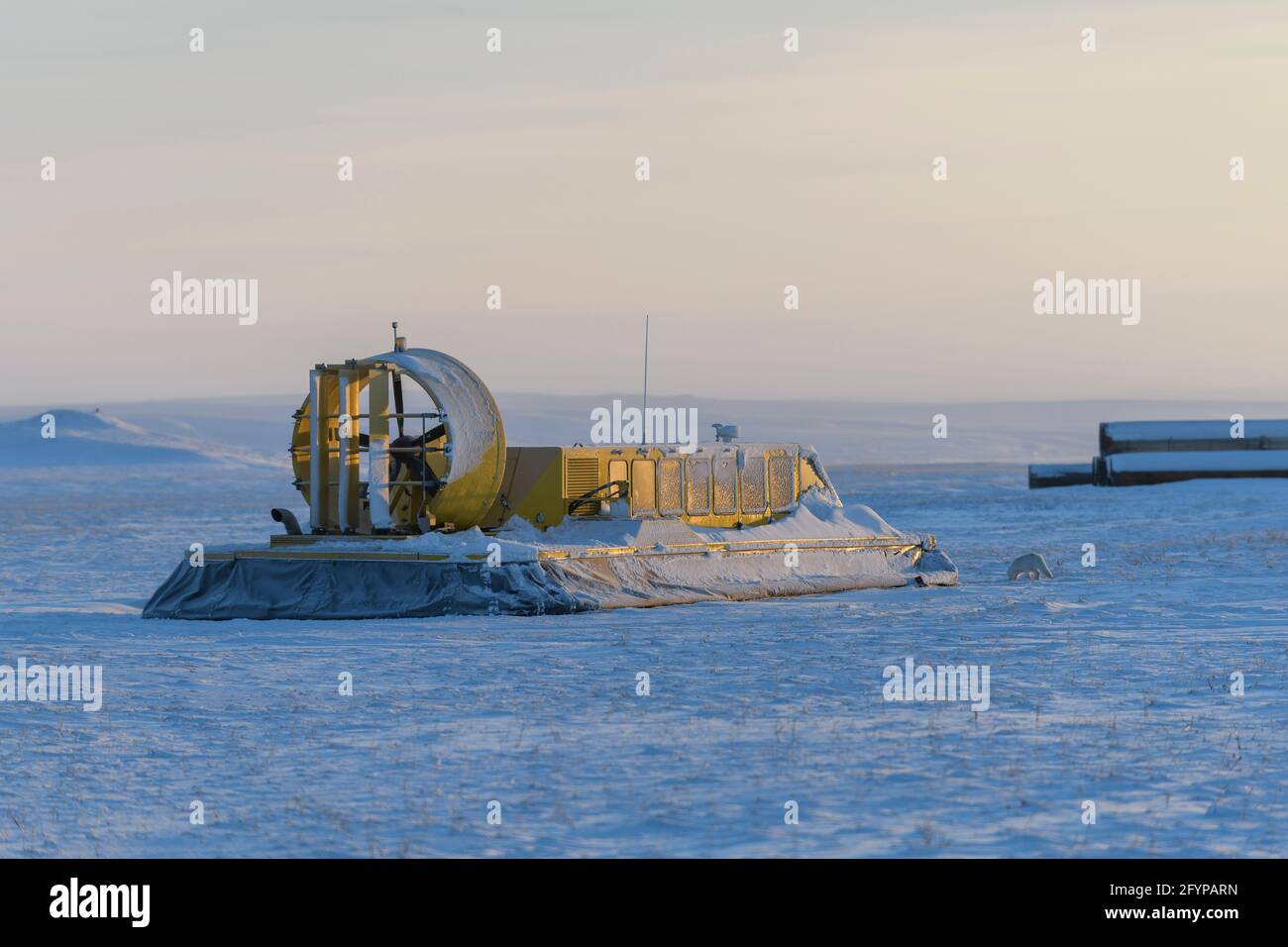 Aéroglisseur dans la toundra d'hiver. Coussin d'air sur la plage.  Embarcation jaune sous la neige Photo Stock - Alamy