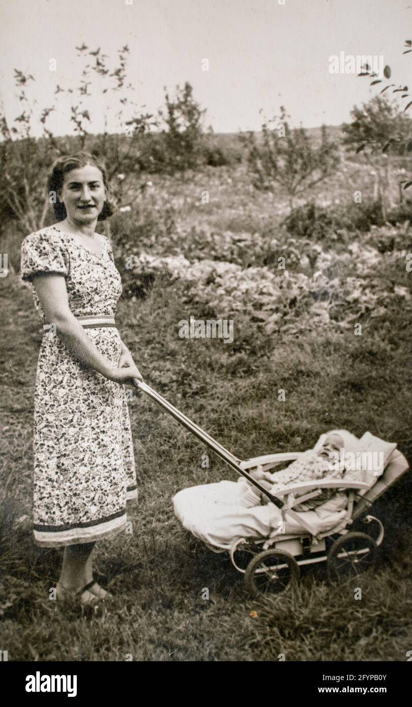 Allemagne Vers Les Annees 1930 Portrait De Mere Et De Bebe En Voiture Jeune Femme Et Bebe Dans La Poussette Ancienne Photo D Archive Historique Photo Stock Alamy