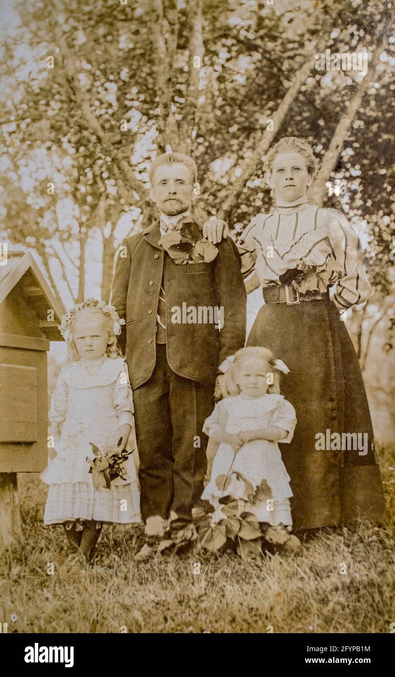 Allemagne - VERS 1900 : photo en extérieur d'un couple marié avec enfants. Deux petites filles et leurs parents dans le jardin. Carte de Viste vintage Banque D'Images