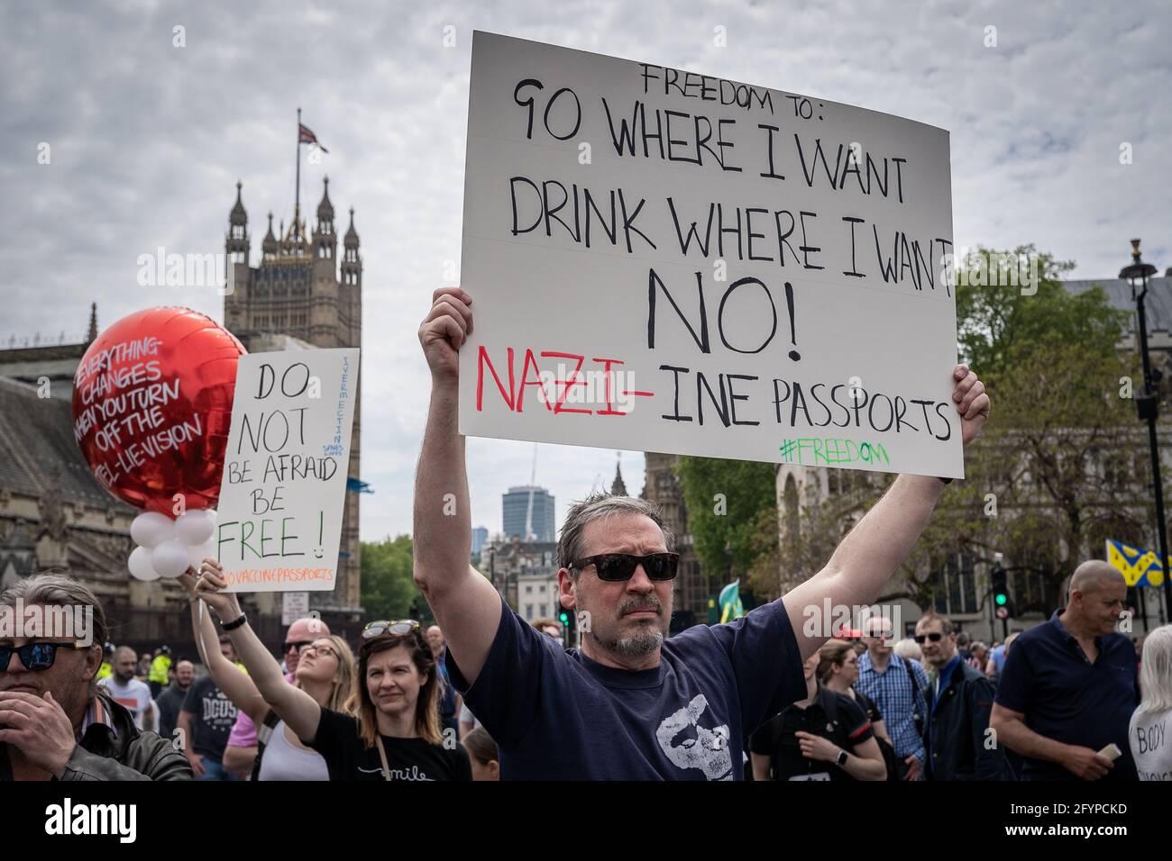 Londres, Royaume-Uni. 29 mai 2021. Tuez la protestation contre le projet de loi : des milliers de manifestants issus de diverses organisations militantes défilent jusqu'à Westminster pour manifester contre un projet de loi de police qui pourrait voir l'introduction d'un projet de loi sur le crime imposant de sévères restrictions au droit de manifester. Credit: Guy Corbishley/Alamy Live News Banque D'Images
