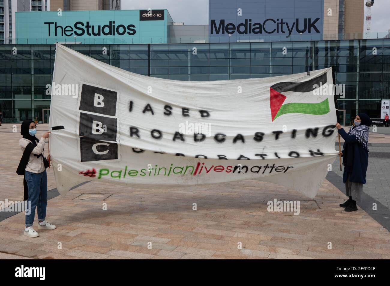 Les manifestants se réunissent à Media City, Salford, Grand Manchester, Royaume-Uni. La démonstration a commencé à 12:00 le 29 mai 2021. La manifestation devait montrer son soutien au peuple palestinien et contre la récente escalade du conflit dans la région. En Palestine, le peuple palestinien a été constamment confronté à un barrage israélien à la suite de roquettes tirées de Gaza par le groupe militant au pouvoir du Hamas. Un cessez-le-feu a été annoncé . Le cessez-le-feu a commencé tôt le vendredi 20 mai 2021, mettant fin à 11 jours de combats. Photo : Gary Roberts/worldwidefeatures.com Banque D'Images