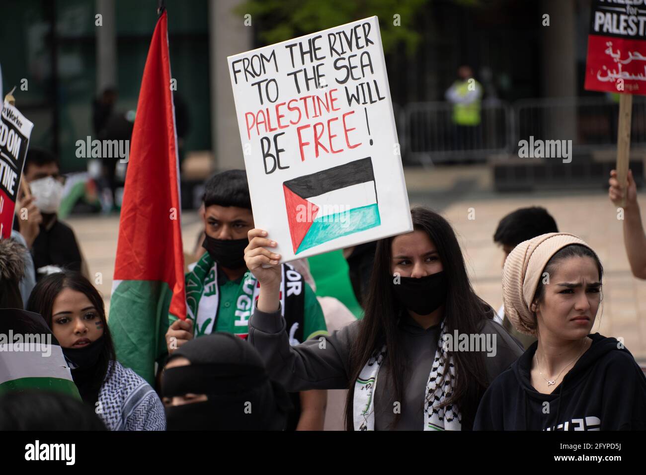Les manifestants se réunissent à Media City, Salford, Grand Manchester, Royaume-Uni. La démonstration a commencé à 12:00 le 29 mai 2021. La manifestation devait montrer son soutien au peuple palestinien et contre la récente escalade du conflit dans la région. En Palestine, le peuple palestinien a été constamment confronté à un barrage israélien à la suite de roquettes tirées de Gaza par le groupe militant au pouvoir du Hamas. Un cessez-le-feu a été annoncé . Le cessez-le-feu a commencé au début du vendredi 20 mai 2021, mettant fin à 11 jours de combats au cours desquels plus de 250 personnes ont été tuées. Photo : Gary Roberts/worldwidefeatures.com Banque D'Images