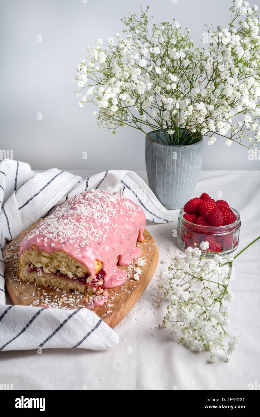 Gâteau de framboise et de noix de coco encore la vie Banque D'Images
