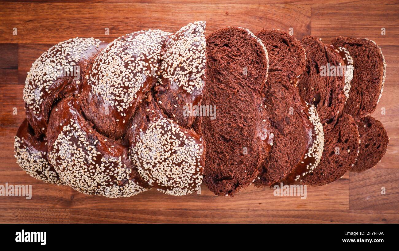 Une coupe de chlah de chocolat en tranches sur une table en bois dans une boulangerie Banque D'Images