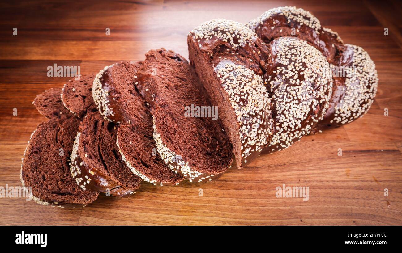 Gros plan de la challah en tranches de chocolat sur une ta en bois Banque D'Images