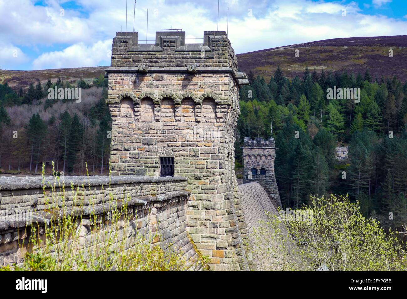 Les tours de Gritstone au Derwent Reservoir et barrage, Ladybower, Peak District, Derbyshire, Royaume-Uni Banque D'Images