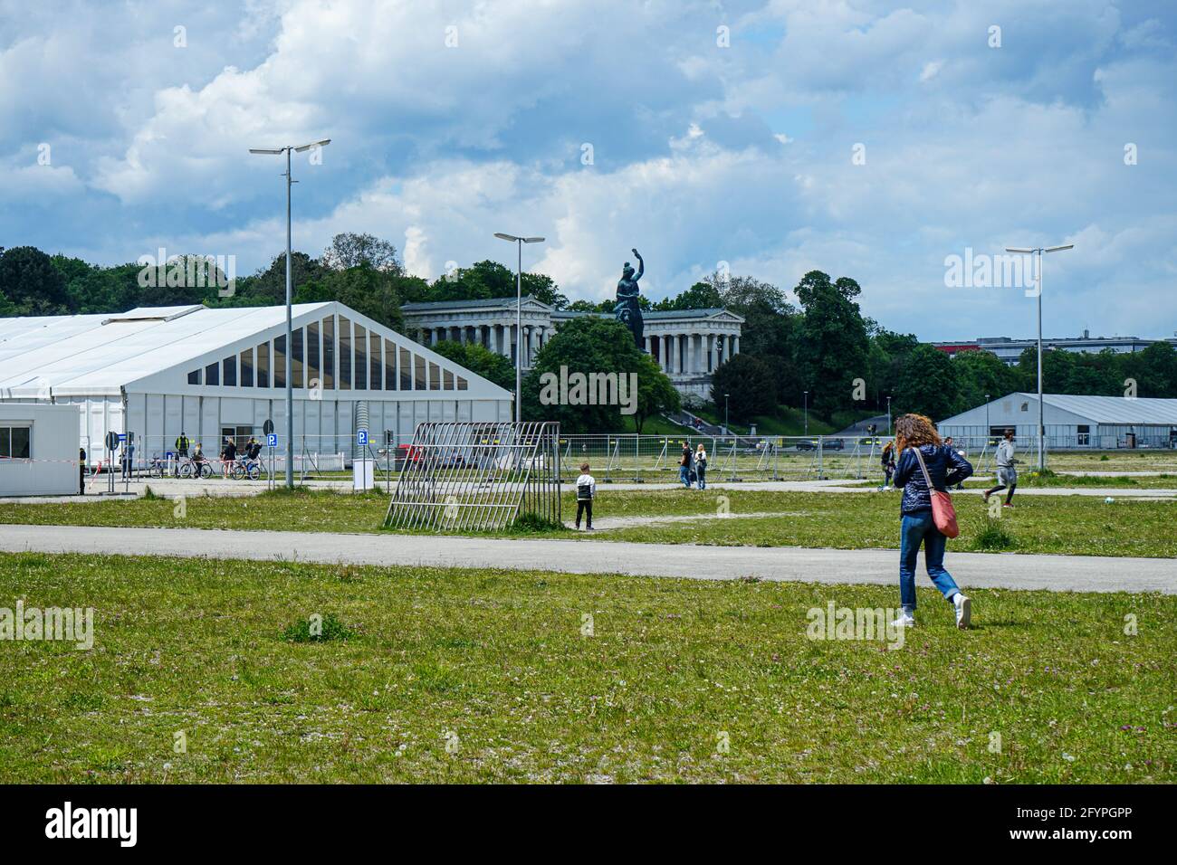 Plusieurs tentes d'essai de Corona sur la Theresienwiese à Munich, où l'Oktoberfest se déroule normalement chaque année. En arrière-plan, le colossal bron Banque D'Images