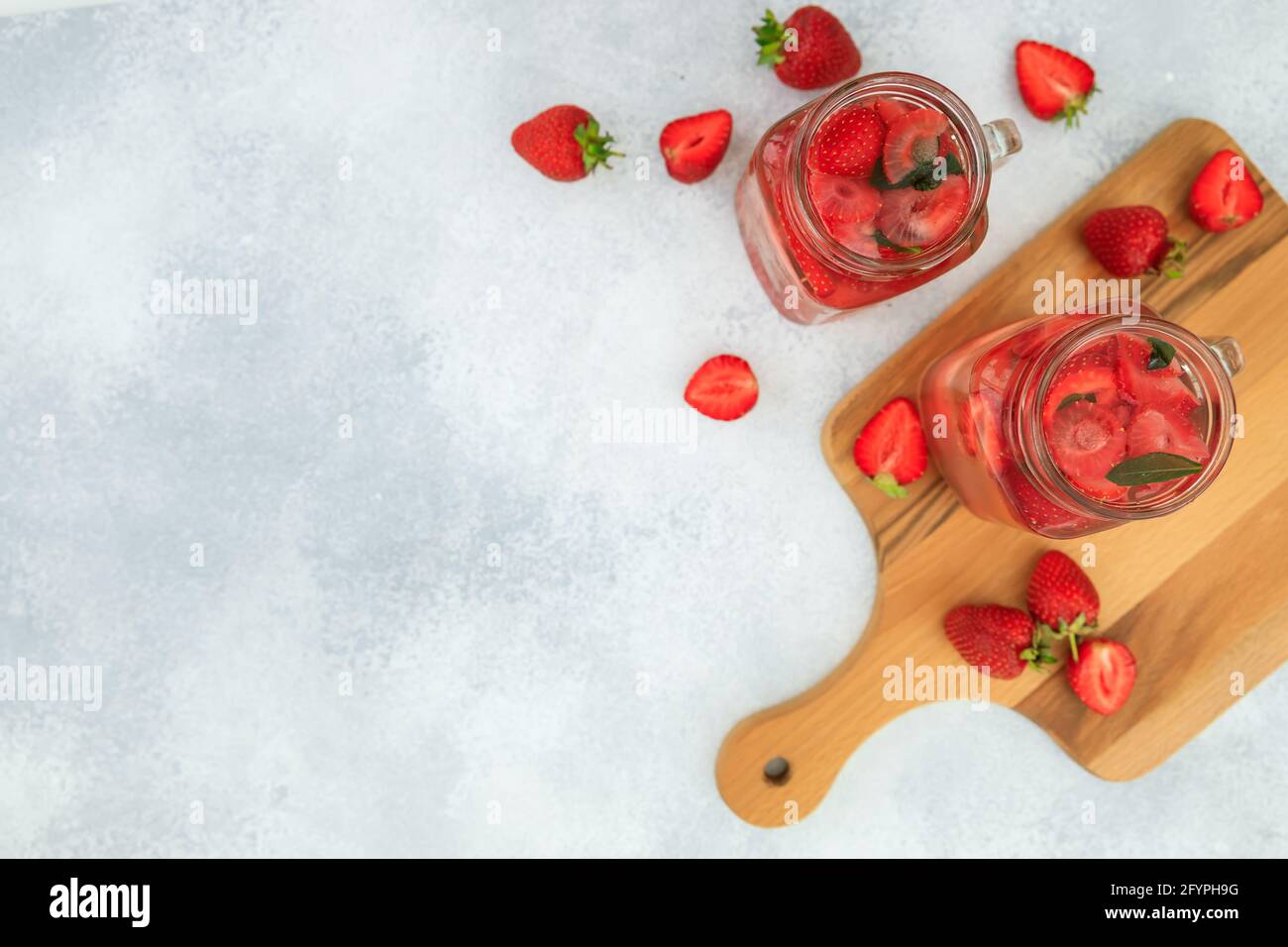 Boisson glacée à la fraise avec baies et bois avec chocolat. Smoothie et concept sain. Pose à plat Banque D'Images