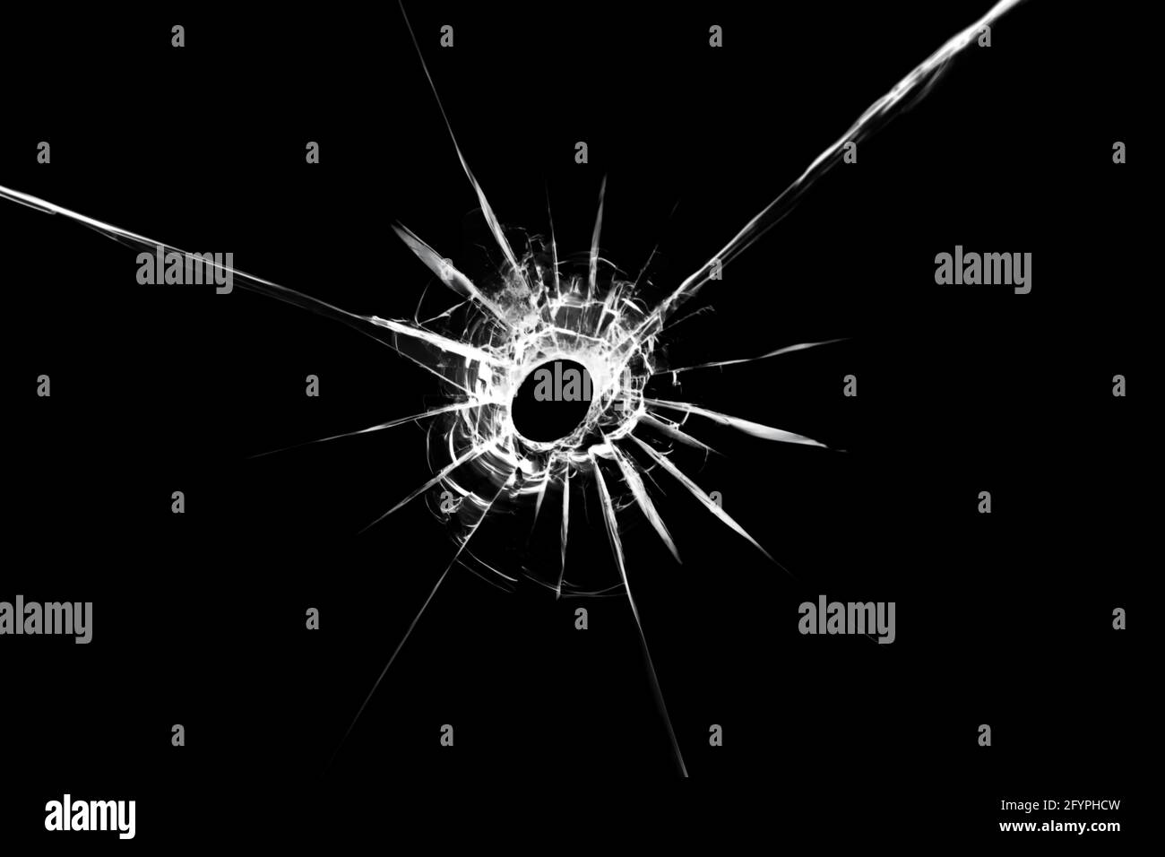 Illustration d'une texture de verre brisée avec un trou au centre isolé sur un fond noir. L'effet des fissures sur la vitre Banque D'Images