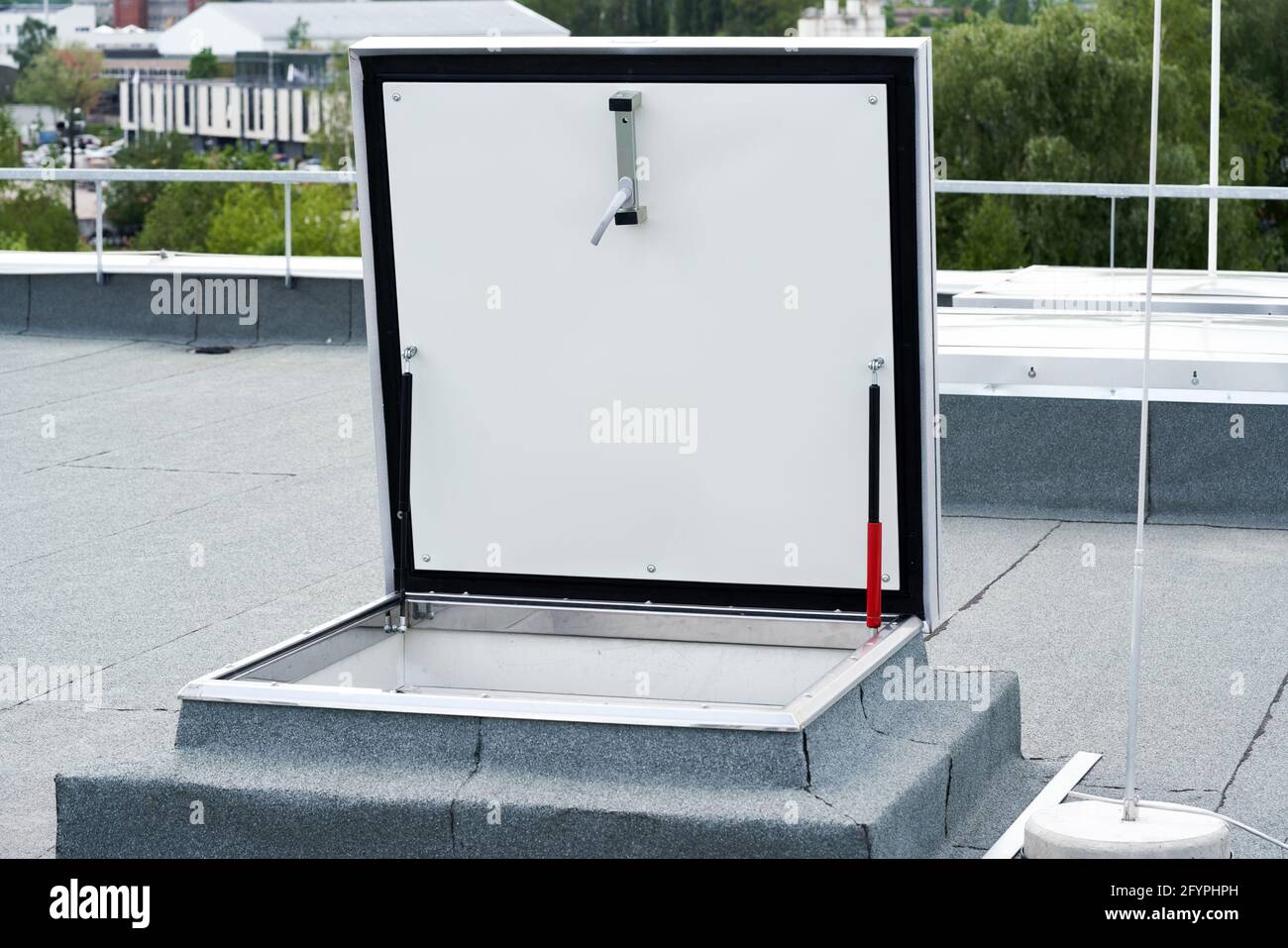 trappe d'accès au toit recouverte d'une membrane en bitume Banque D'Images