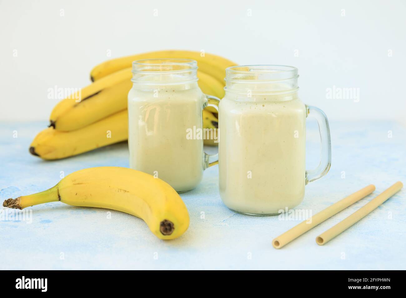 Smoothie à la banane aux fruits, savoureux repas végétarien, régime alimentaire et concept de santé Banque D'Images