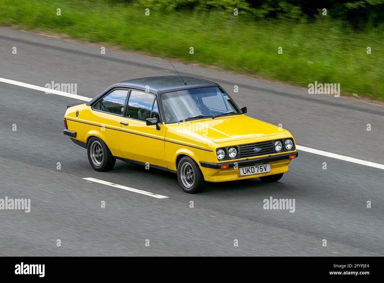 1979 70s jaune Ford Escort RS 1993cc essence 2dr berline, en conduisant sur l'autoroute M6 près de Preston dans Lancashire, Royaume-Uni. Banque D'Images