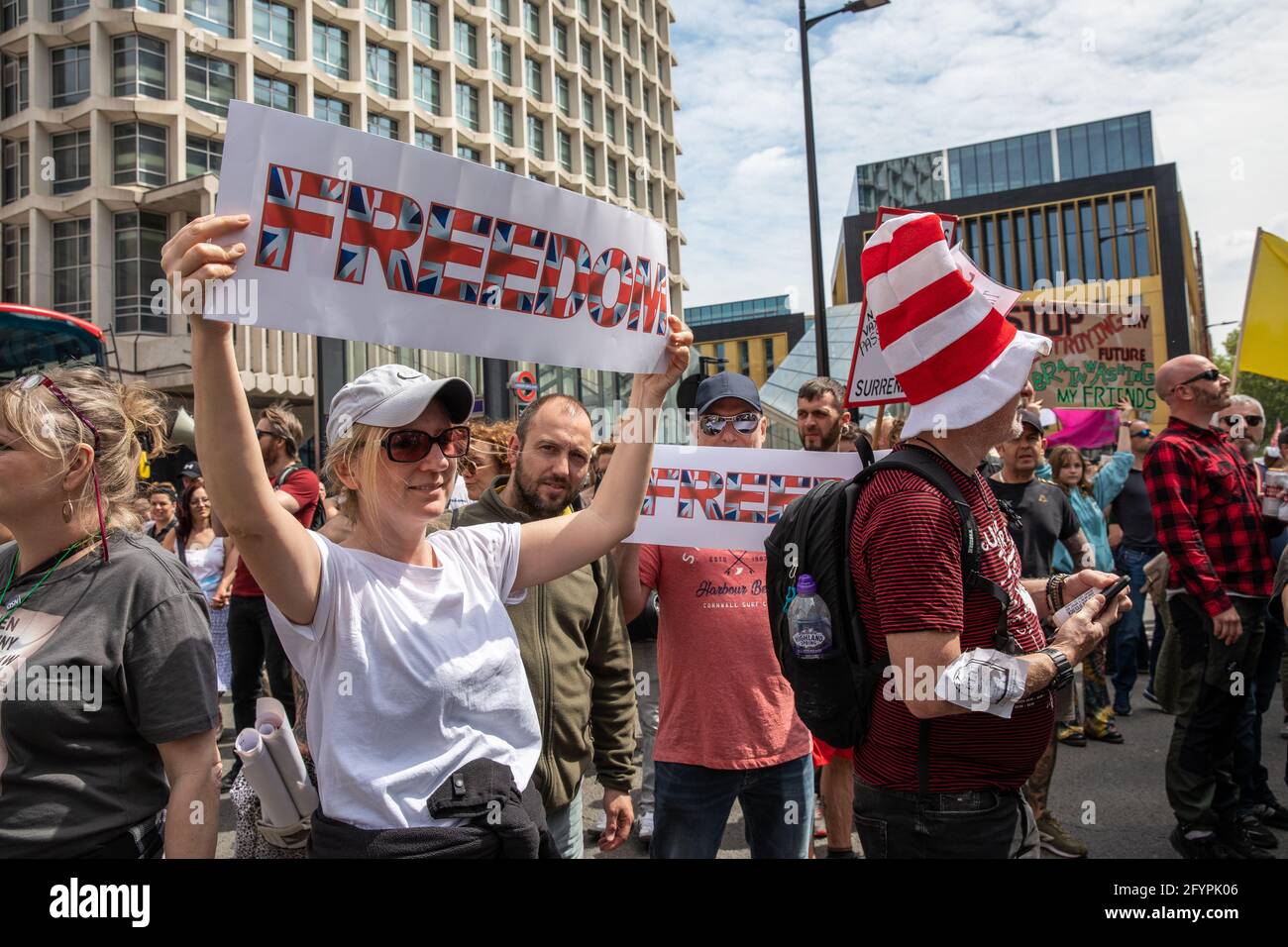 Westminster, Londres, Royaume-Uni. 29 mai 2021. Des milliers de manifestants sans vaccination défilent dans les rues du centre de Londres pour appeler le gouvernement à assouplir les règles sur la vaccination Covid, le port de masques, les voyages et les distances sociales entre autres. Des slogans et des pancartes disant que Covid est un canular, non à Vaccine passeports, Unis pour la liberté. Banque D'Images