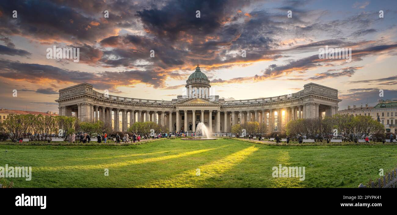 Cathédrale de Kazan ou Kazanskiy Kafedralniy Sobor à Saint-Pétersbourg, Russie au coucher du soleil, également connue sous le nom de cathédrale notre-Dame de Kazan Banque D'Images