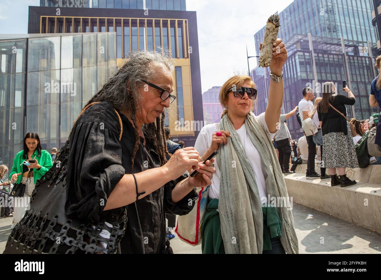 Westminster, Londres, Royaume-Uni. 29 mai 2021. Des milliers de manifestants sans vaccination défilent dans les rues du centre de Londres pour appeler le gouvernement à assouplir les règles sur la vaccination Covid, le port de masques, les voyages et les distances sociales entre autres. Des slogans et des pancartes disant que Covid est un canular, non à Vaccine passeports, Unis pour la liberté. Banque D'Images