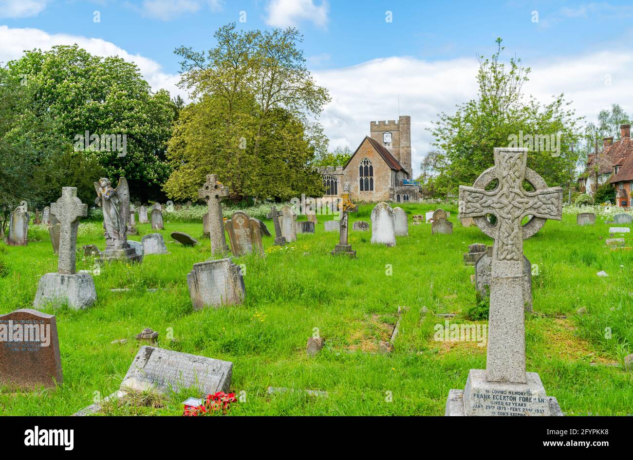 HEADCORN, Royaume-Uni - 26 MAI 2021 : ancien cimetière de l'église Saint-Pierre et Saint-Paul, rang I, église paroissiale de Headcorn, Kent Banque D'Images