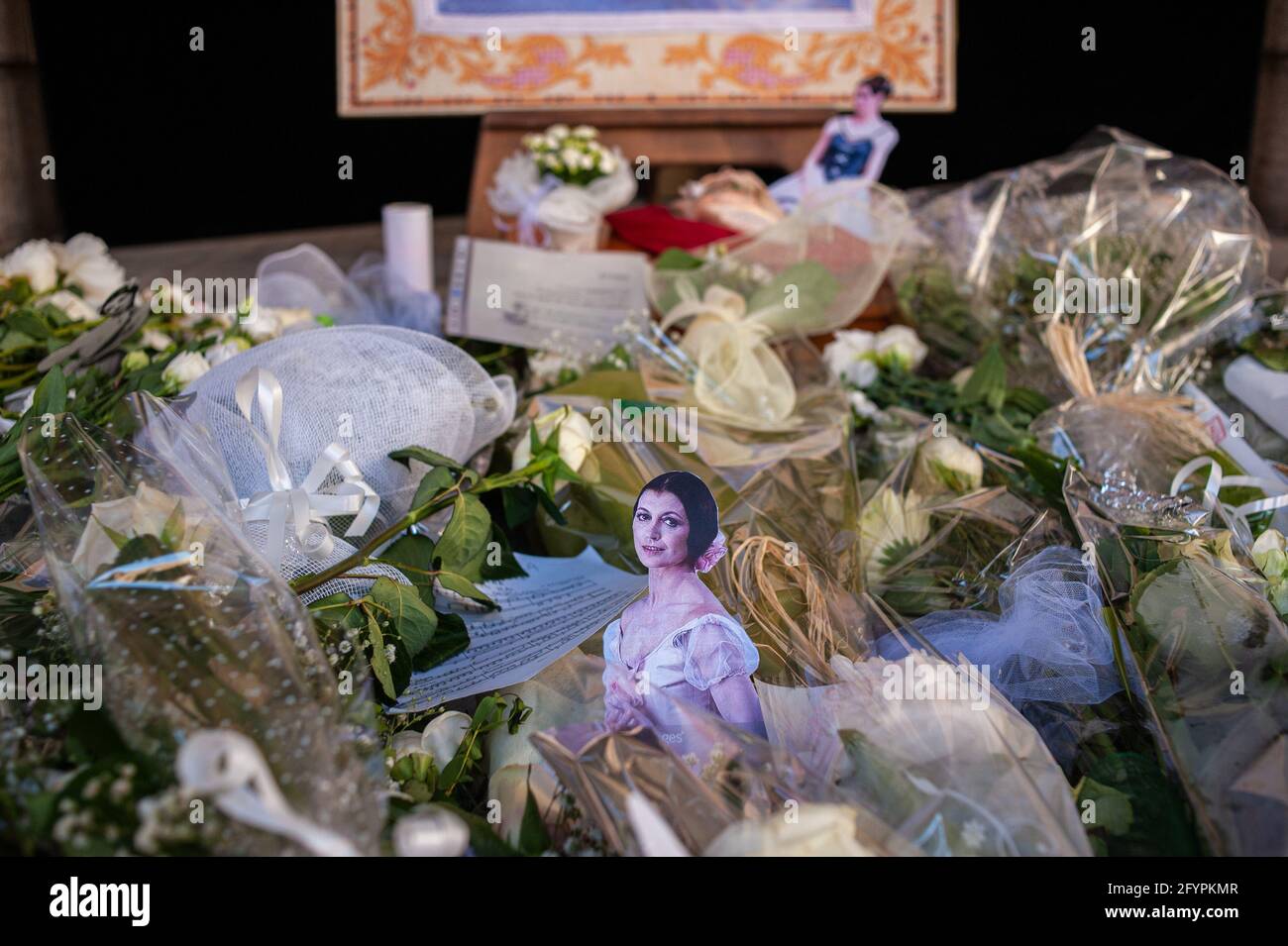 Rome, Italie 29/05/2021: Des messages, des fleurs et des photographies rendent hommage à la mémoire de Carla Fraci le jour de ses funérailles. Opéra de Rome. © Andrea Sabbadini Banque D'Images