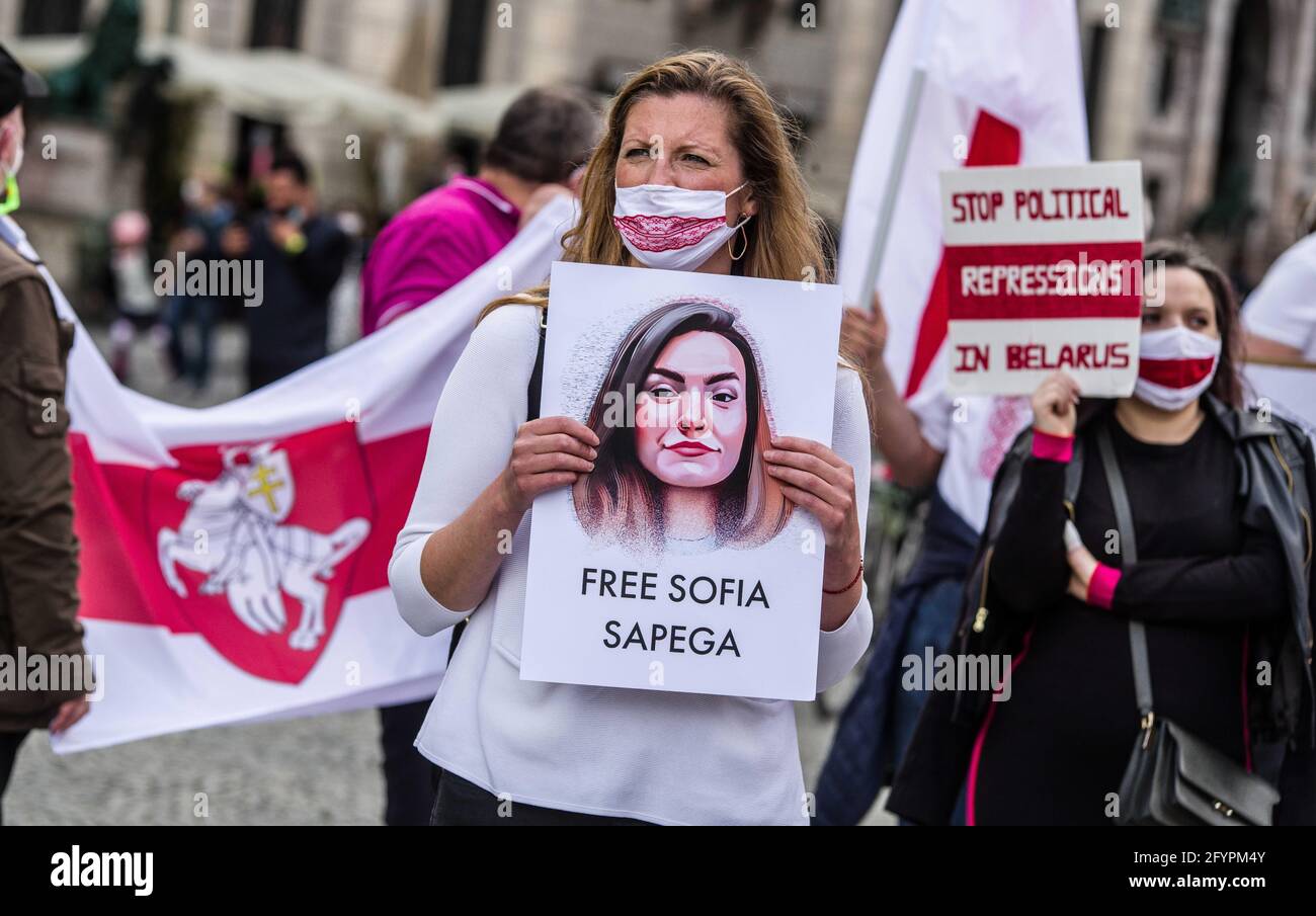 Munich, Bavière, Allemagne. 29 mai 2021. À l'occasion du premier anniversaire de l'arrestation de Siarhei Tsikhanski, son épouse, Sviatlana Tsikhanouskaya, une chef de l'opposition exilée, a appelé à des démonstrations de solidarité mondiale pour le mouvement pro-démocratie en Biélorussie. Le dernier acte de ce que l'opposition qualifie de « terreur » par le régime Loukachenko a été l'arrestation éhontée de Blogger et du fondateur de Nexta, Raman Pratasevich, par détournement d'un vol Ryanair. Les manifestants exigent la solidarité internationale face à la détresse du mouvement pro-démocratique et mettent en garde contre les dangers croissants posés non seulement par les Luk Banque D'Images