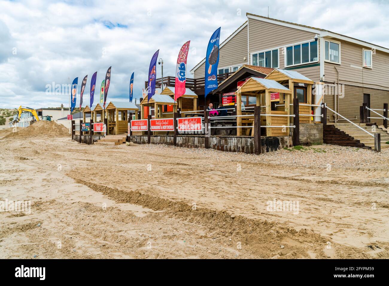 CAMBER, EAST SUSSEX, UK - 26 MAI 2021: Les gens aiment le café à Marina Cafe sur la plage de Camber Sands dans le village de Camber. Banque D'Images