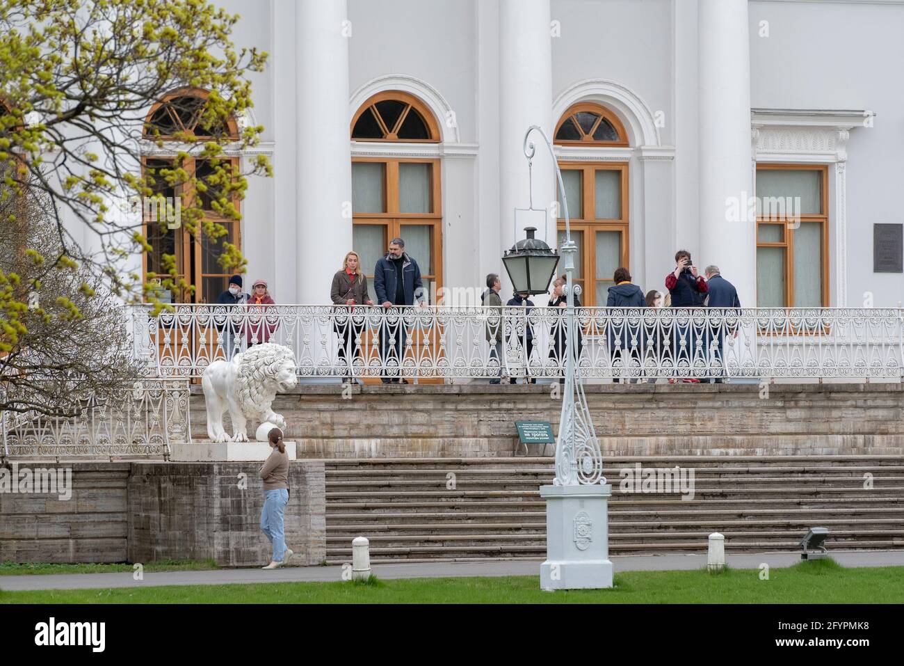 Saint-Pétersbourg, Russie – 10 mai 2021 : personnes sur la terrasse du Palais Yelagin sur l'île Yelagin. A été construit par les architectes Quarenghi et Rossi Banque D'Images