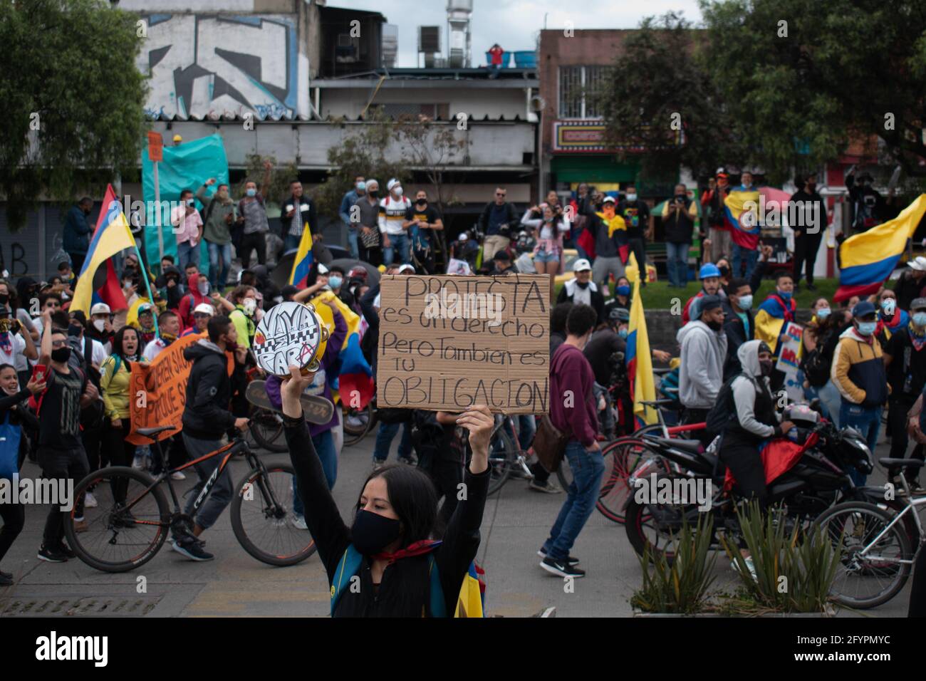 un manifestant détient un signe qui se lit comme suit : "Protester est un droit mais c'est aussi une obligation" lors d'un nouveau jour de manifestations à Bogotá dans le contexte de la commémoration d'un mois de la grève nationale en Colombie contre le Gouvernement d'Ivan Duque, le 28 mars 2021. Banque D'Images