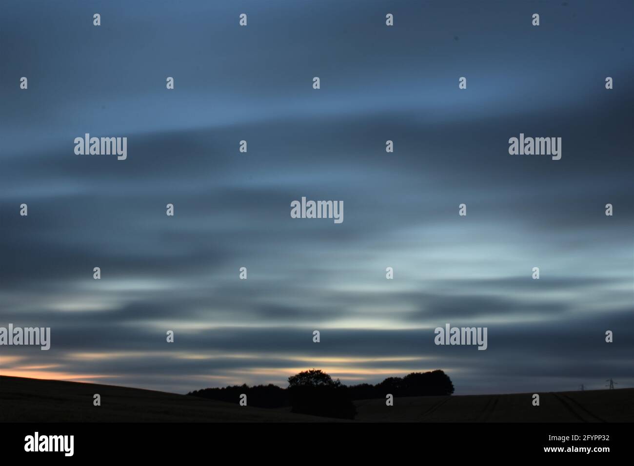 Exposition prolongée de nuages sur les terres agricoles Banque D'Images