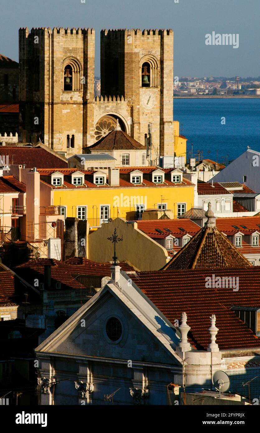 Portugal, Lisbonne. Vue sur les deux tours flanquant la façade de la cathédrale, construite peu après qu'Alfonso I a conquis la ville des musulmans en 1147. Quartier d'Alfama. Banque D'Images