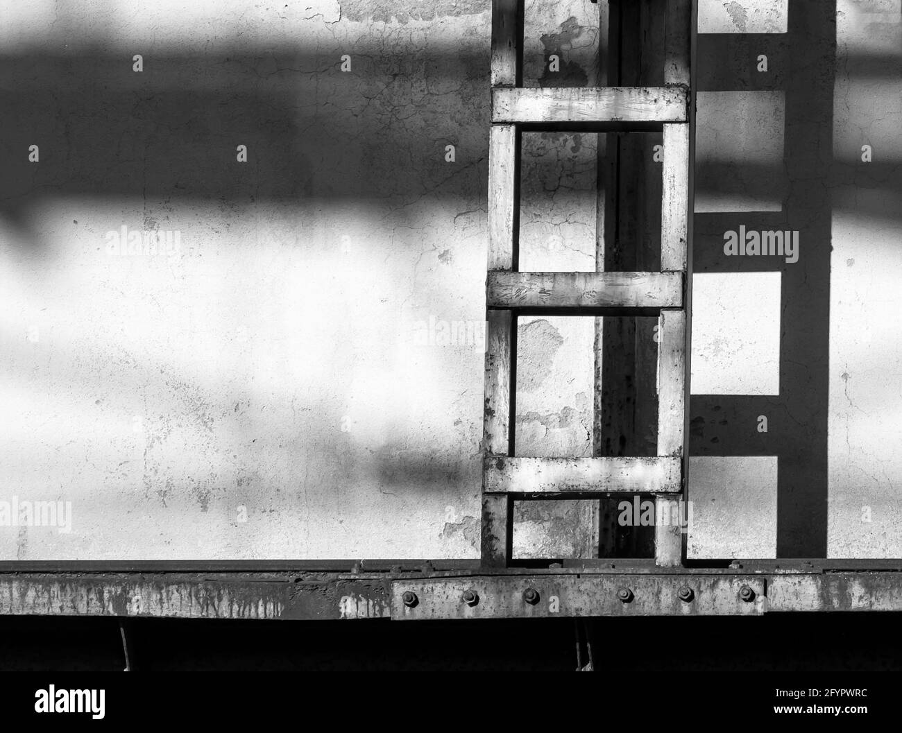 Escalier rouillé à l'ombre d'un navire dans le métal de désarmement. Monochrome Banque D'Images