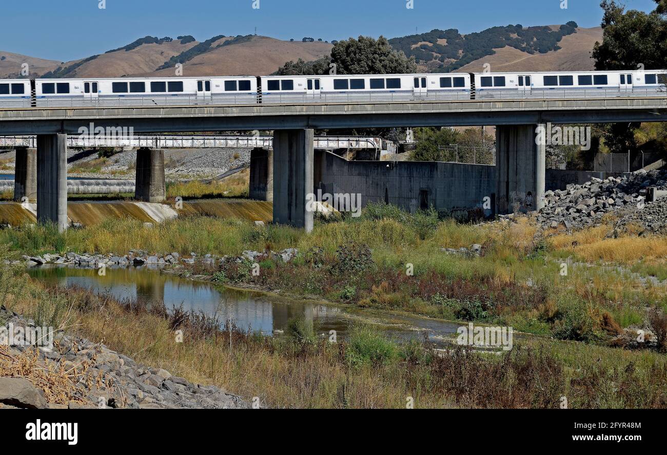 BART, Bay Area Rapid Transit, train sur Alameda Creek, Californie Banque D'Images