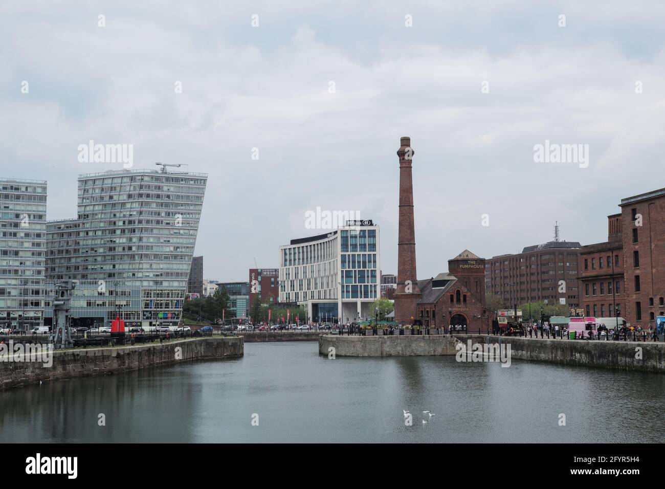 Vue sur Liverpool depuis les quais Royal Albert. Peut voir des bâtiments nouveaux et anciens. Banque D'Images