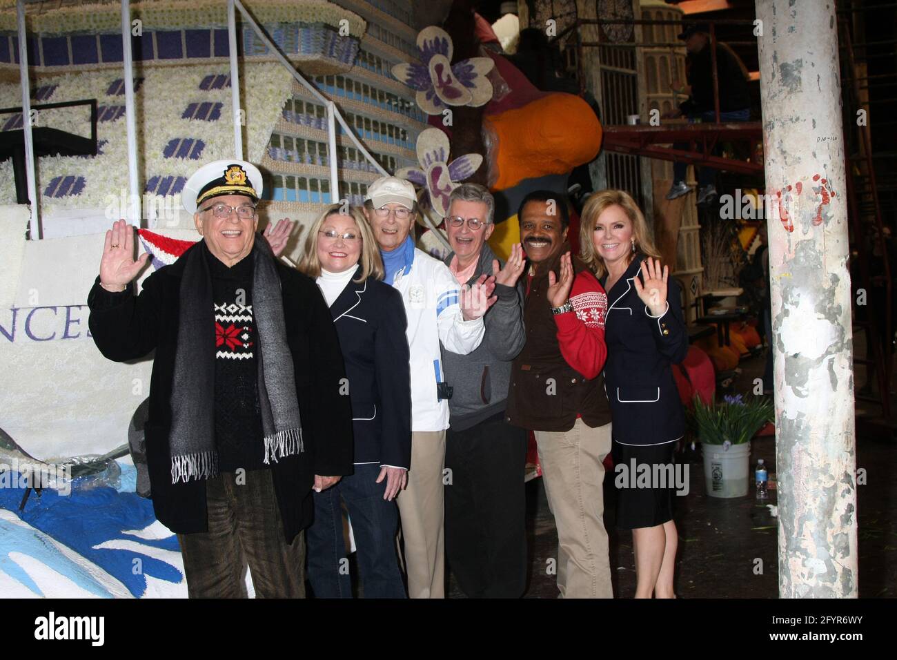 30 décembre 2014, Pasadena, CA, Etats-Unis: LOS ANGELES - DEC 30: Gavin MacLeod, Lauren Tewes, Bernie Kopell, Fred Grandy, Ted Lange, Jill Whelan à l'original ''Love Boat'' Cast décore le défilé de roses de Princess Cruises à un pavillon Rosemont le 30 décembre 2014 à Pasadena, CA (Credit image: © Kay Blake/ZUMA Wire) Banque D'Images