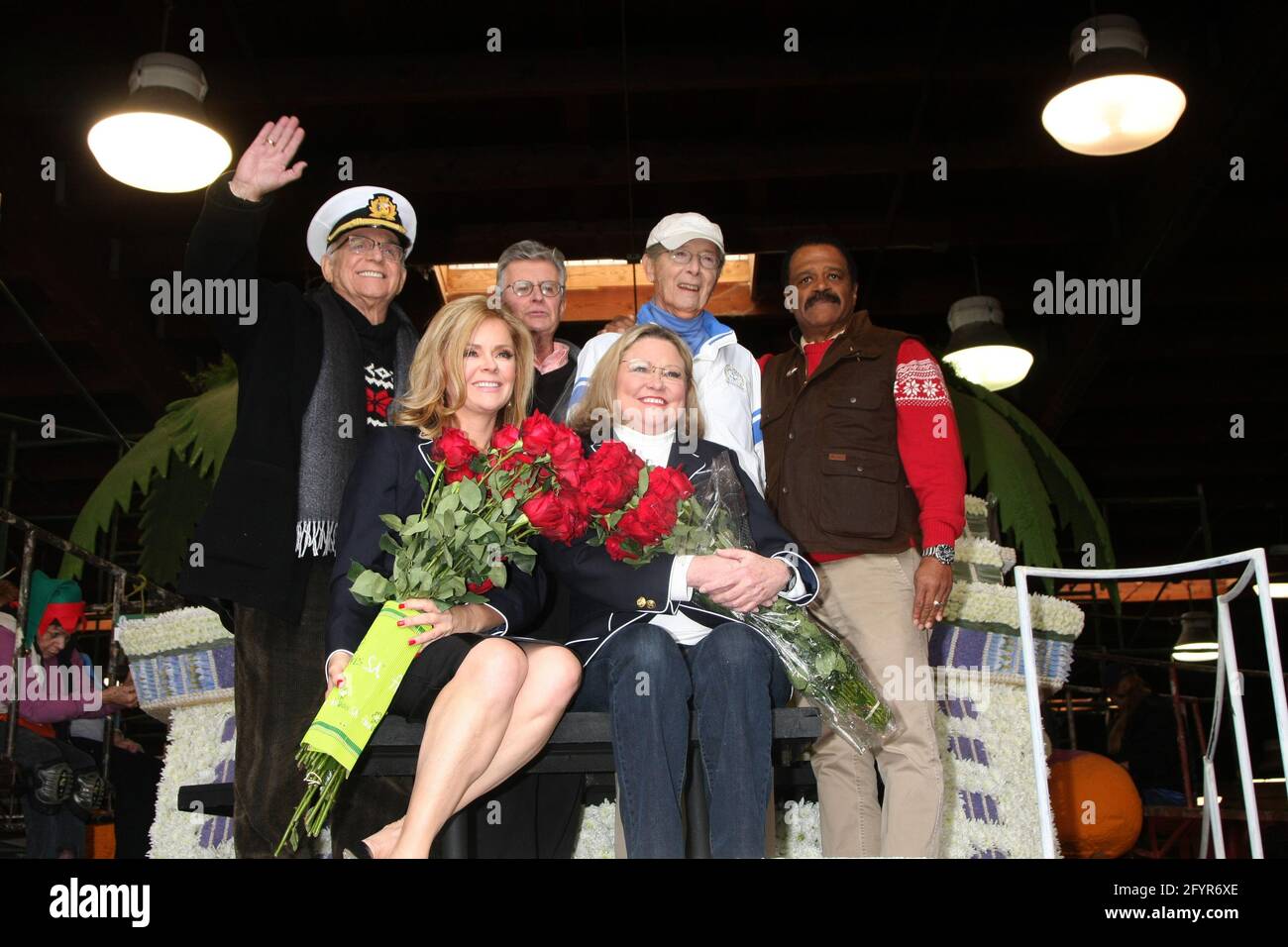 30 décembre 2014, Pasadena, CA, États-Unis : LOS ANGELES - DEC 30 : dernière rangée : L -R, Gavin MacLeod, Fred Grandy, Bernie Kopell, Ted Lange Front Row (L-R) Jill Whelan, Lauren Tewes à l'original ''Love Boat''' Cast Decorates Princess Cruisess' Rose Parade Float à un pavillon de Rosemont le 30 décembre 2014 à Pasadena, CA (Credit image: © Kay Blake/ZUMA Wire) Banque D'Images