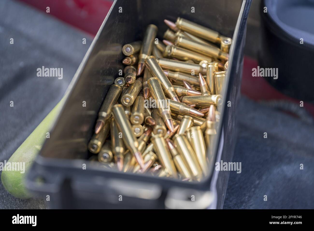Mise au point sélective d'une boîte pleine de balles de canon Banque D'Images