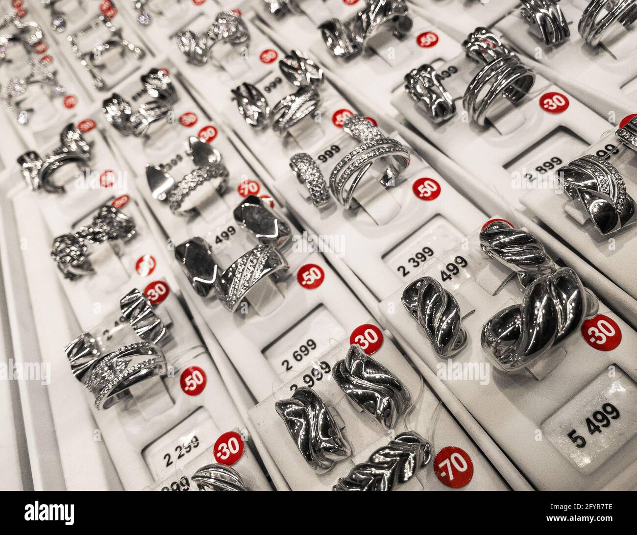 les ensembles de bijoux en argent à prix réduits sont en vitrine Banque D'Images