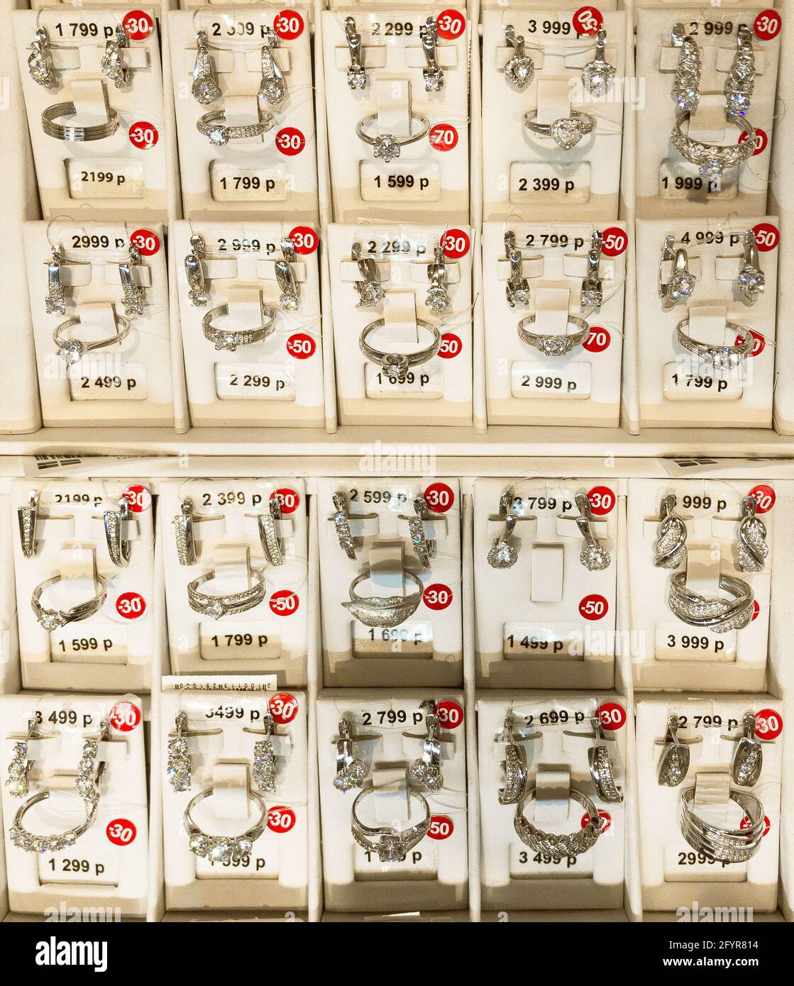 Russie 2020: Les ensembles de bagues de doigt et d'oreilles blanches sont en vitrine de bijoux, gros plan Banque D'Images